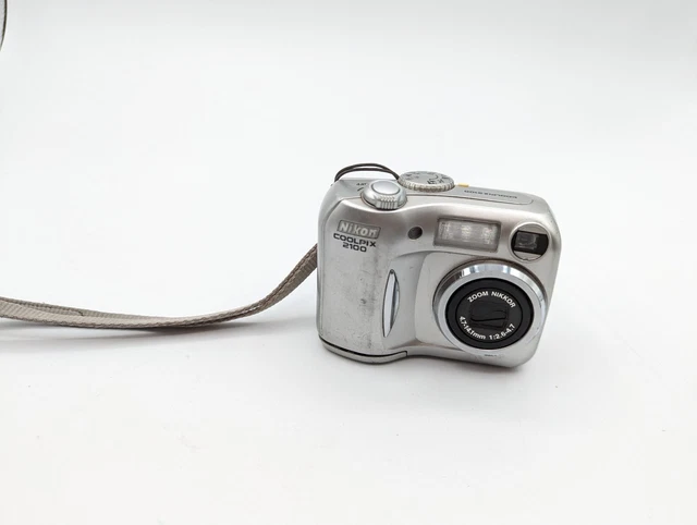 Nikon COOLPIX 2100 2.0MP Digital Camera - Silver Point Zoom and Click
