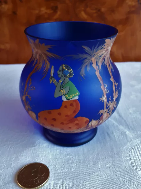 Ravissant Petit Vase En Verre Ou Cristal Bleu Nuit Avec Scène Peinte Et Signée