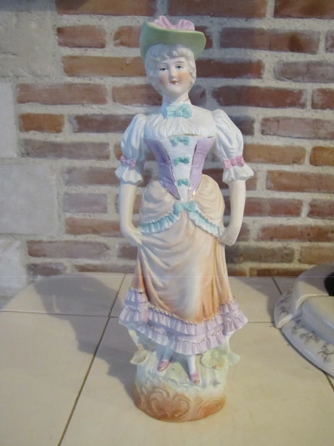 Grand sujet en biscuit d'une femme élégante 32cm numéroté 3069