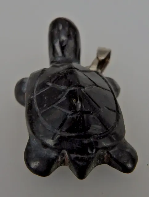Kleiner Anhänger Schildkröte geschnitten aus schwarzen Onyx (96558)