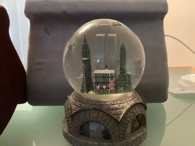 NEW YORK SKYLINE snow globe MACYS musical, rotating base TWIN TOWERS World Trade