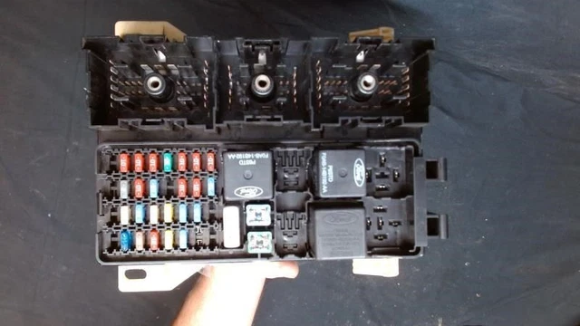 TAURUS    2004 Fuse Box Cabin 4360