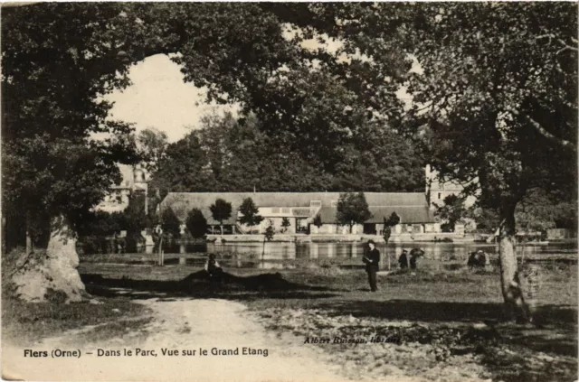 CPA FLERS - Dans le Parc Vue sur le Grand Etang (355174)