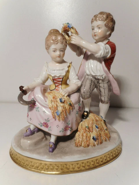 COUPLE DE FIGURINES sur paire de vases anciens, biscuits, porcelaine