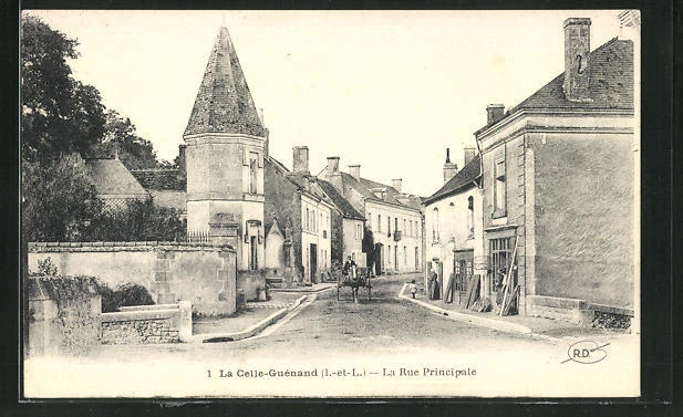 CPA La Celle-Guenand, La Rue Principale, vue de la rue