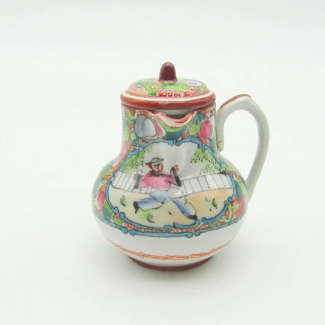 Bayeux. Gosse. Verseuse miniature en porcelaine décor personnages et fleurs, XIX