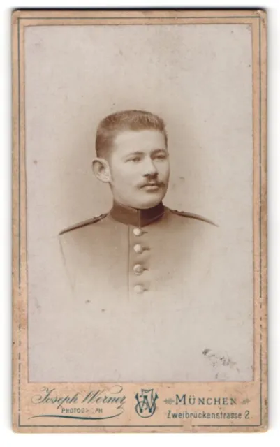 Fotografie Joseph Werner, München, Portrait junger Soldat mit Bürstenhaarschnit