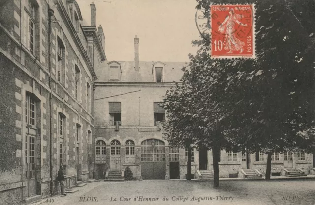 CPA 41 Blois - La Cour d'Honneur du Collège Augustin-Thierry