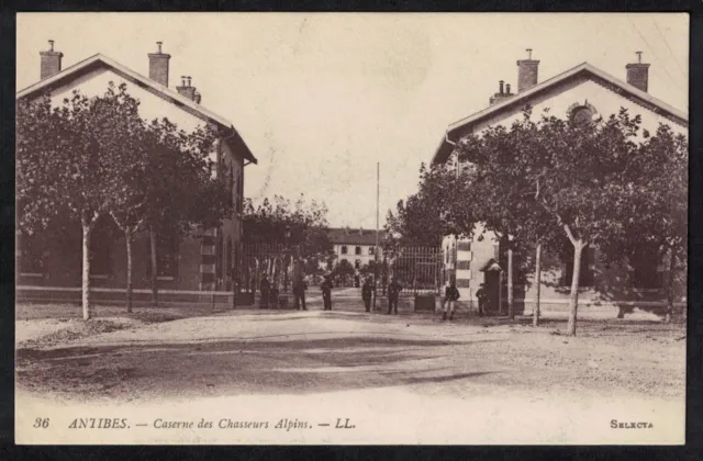 Cpa Guerre Antibes - Caserne des chasseurs Alpins