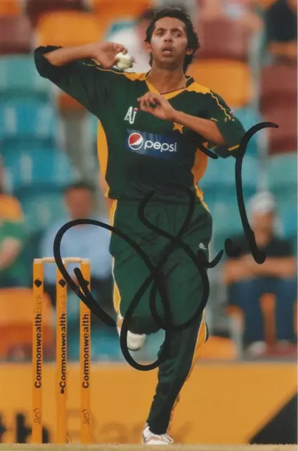 PAKISTAN CRICKET: MOHAMMAD ASIF SIGNED 6x4 ODI ACTION PHOTO+COA