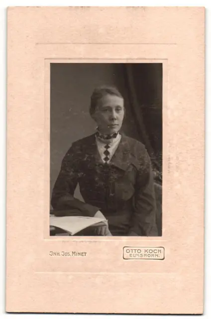 Fotografie Otto Koch, Elmshorn, Portrait bürgerliche Dame mit Zeitung am Tisch