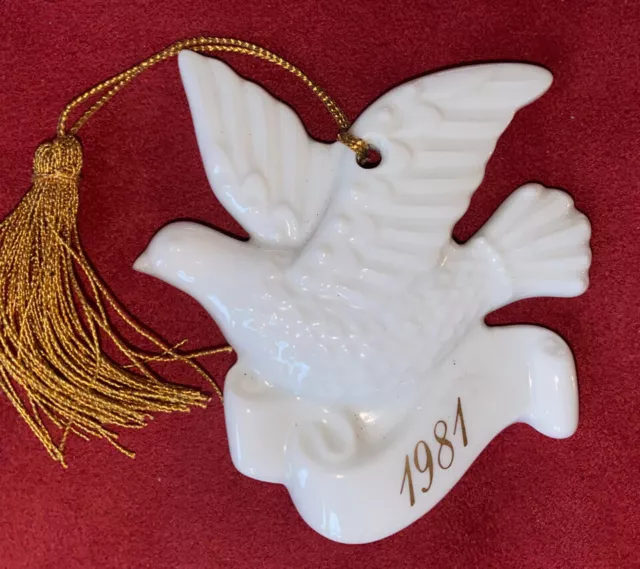 Vintage Avon 1981 Christmas Remembrance Ceramic Dove Ornament With Box