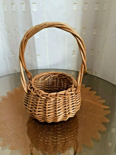 Panier ancien en osier tressé pour poupée porcelaine Panier ancien en osier tressé pour poupée porcelaine