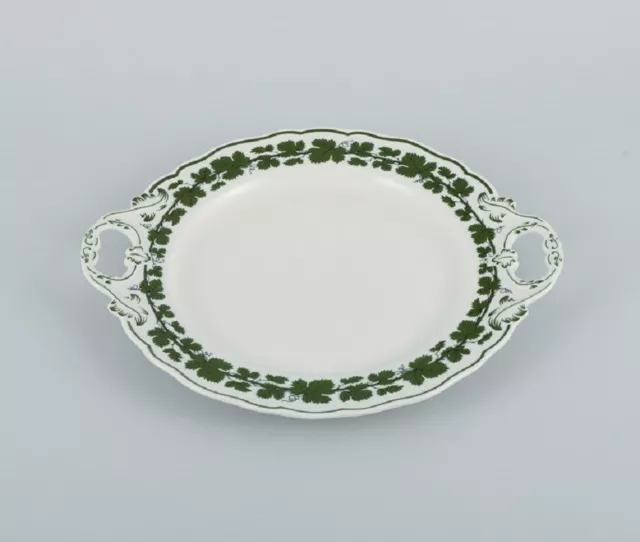 Meissen. Green Ivy Vine Leaf. Round dish with handles in hand-painted porcelain