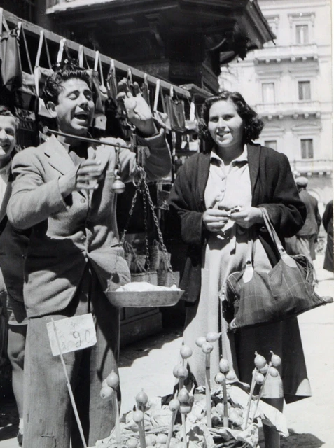 Foto vintage de archivio Palermo, Un Vendedor Por Medlars, Años 60 , impresión