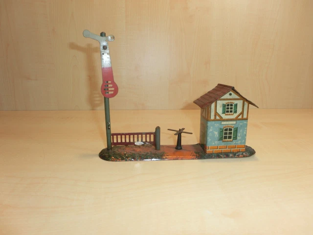 AY114) BING - Spur 0 - Wärterhaus m. Drehkreuz Stecksignal - L. 21 cm - ansehen