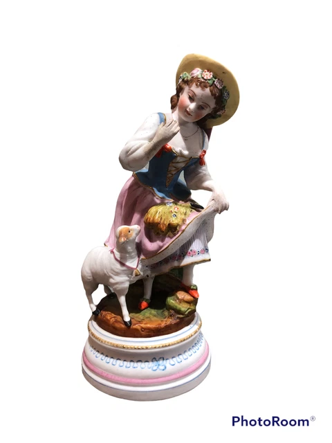 Figurine en biscuit polychrome jeune bergère et un mouton dans le goût du 18è...