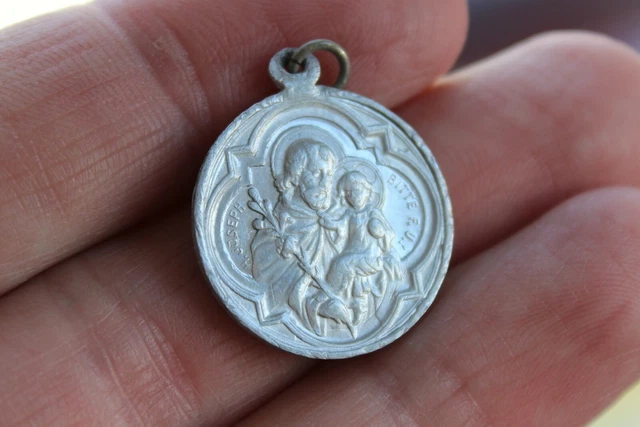 Pendentif Médaille Ancien – Plaqué Or – Souvenir Sainte Anne D'Auray – Motif Chat – Vintage