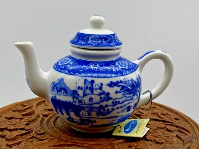 https://www.picclickimg.com/5s4AAOSwig1h74CQ/Vintage-Porcelain-Art-Collectable-Miniature-Tea-Pot-White.webp