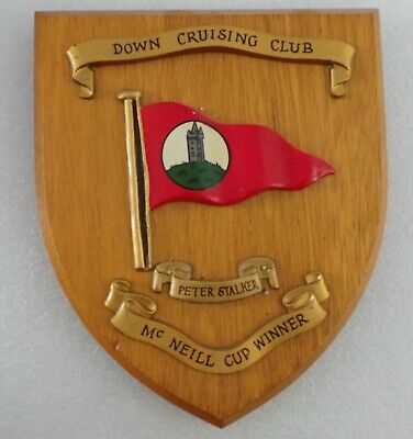 De Colección Down Cruising Club - Ganador De La Copa Mcneill - Escudo/Placa Pintado En Roble