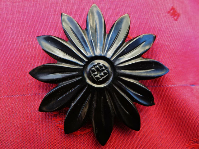 BROCHE DE DEUIL ancienne MARGUERITE en BAKÉLITE NOIRE ART DÉCO EUR 24,90 - FR