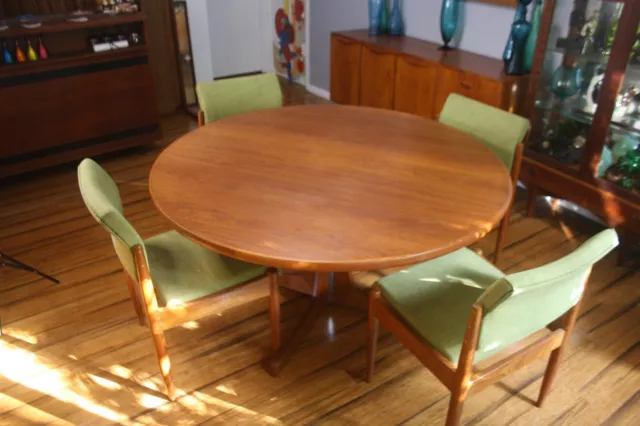CHISWELL RETRO MID Century Teak 4 seat Round Dining Suite