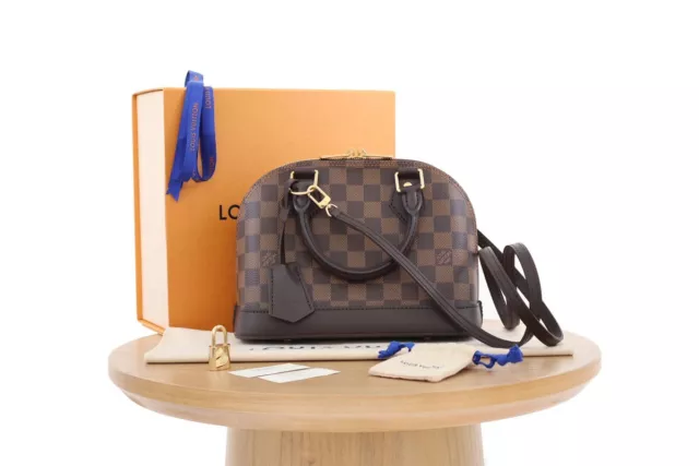 Louis Vuitton Facettes LV Bag Charm (SHF-23944) – LuxeDH