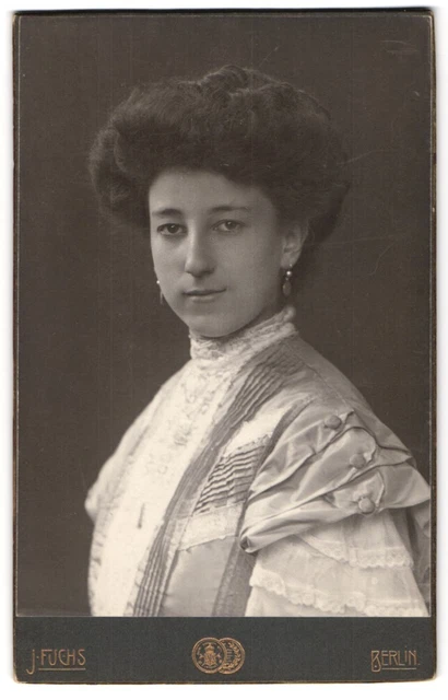 Fotografie J. Fuchs, Berlin, Friedrichstraße 108, Junge Dame mit zeitgenössisch