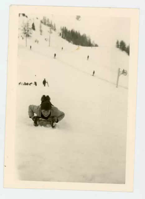 PHOTO SNAPSHOT  - La descente en luge tête la première sport d'hiver neige ski