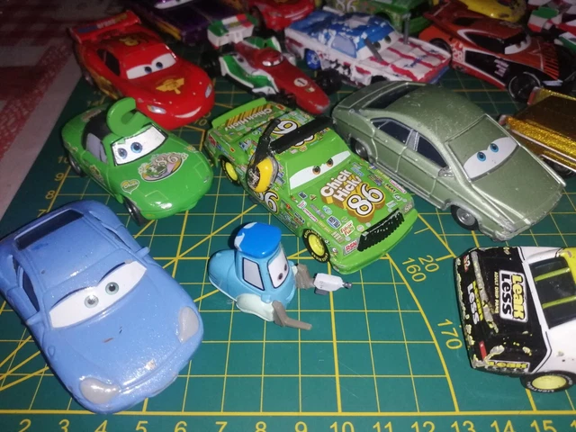 lot de  voitures cars disney pixar  mattel metal  d occasion  attention lire l a 2