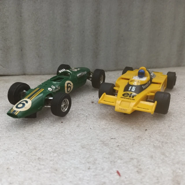 Scalextric - Circuit compact - Piste de course complète - 2 voitures et 2 télécommandes 1:43 (Jump & Loop