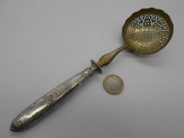 Cuiller saupoudreuse avec manche en argent fourré, décor
