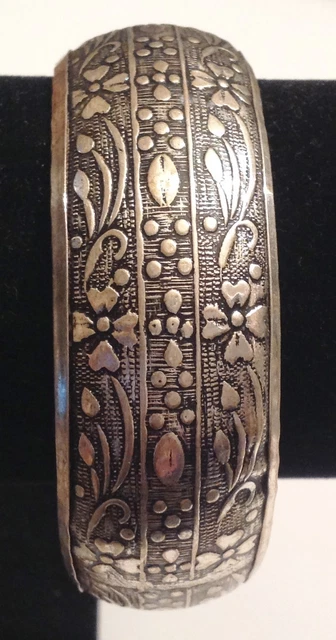 Large Bracelet Vintage En Corne D'élevage - Décoré De Cauris Et Verni Bombe - Motif Bombé - Occasion