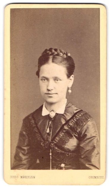 Fotografie Guido Mägerlein, Chemnitz, Portrait junge Frau im Biedermeierkleid m