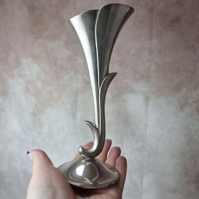 Vase soliflore, modèle déposé, hauteur de 17 cm Vase soliflore, modèle déposé, hauteur de 17 cm