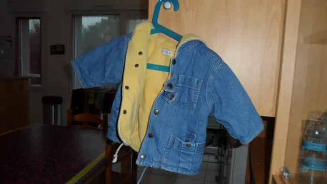 manteau en  jean garcon en taille de 3mois en bon etat