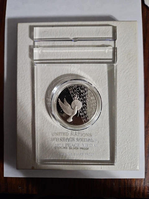 コレクション k1433 UNITED NATIONS PEACE MEDAL 1973 1973 Franklin Mint Proof Sterling Silver Peace Medal United
