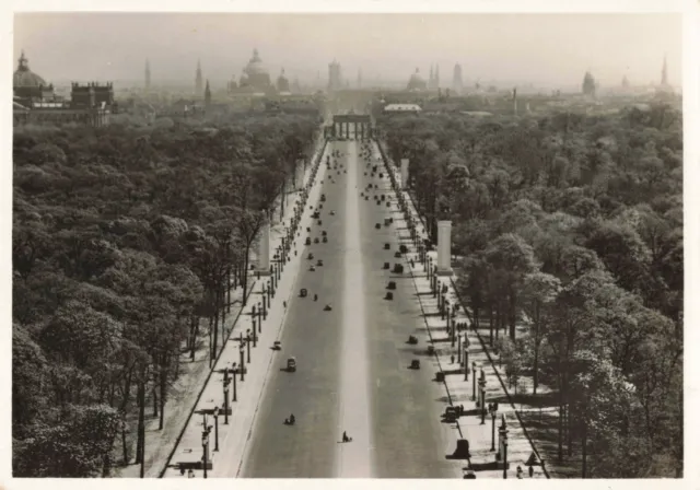 Ansichtskarte "Ost-West Achse in Berlin - Blick auf das Brandenburger Tor"