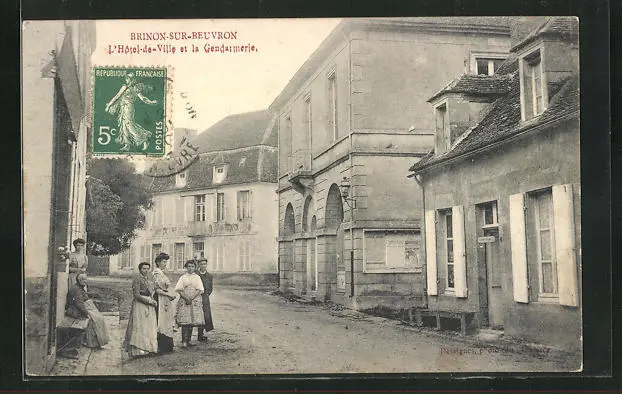 CPA Brinon-sur-Beuvron, L´Hôtel-de-Ville et la Gendarmerie