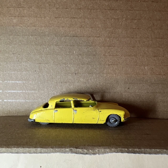 Dinky toys France - Citroen DS 19 - Couleur jaune paille - vitré - jantes concaves - pneus Dinky toys France - Citroen DS 19 - Couleur jaune paille - vitré - jantes concaves - pneus