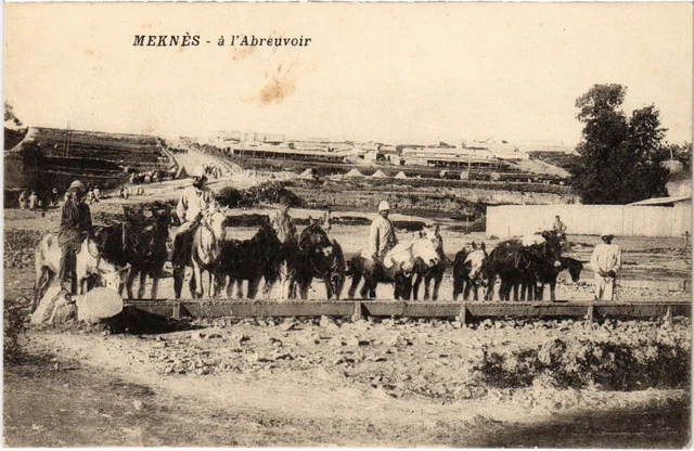 CPA AK Meknes a l'Abreuvoir MOROC (1318530)