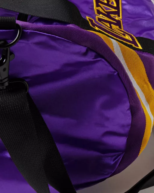 Bolsa Deportiva Mitchell & Ness Los Angeles Lakers Brillante De Satin Purpura.  3