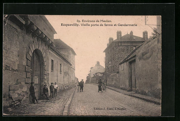 CPA Ecquevilly, Vieille porte de ferme et Gendarmerie 1940