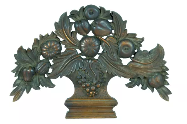 Ancien grand et beau fronton en bois sculpté au panier de fruits  19ème