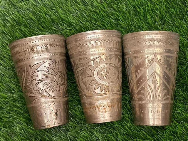 Lote de tres vasos grandes antiguos de la India, tallas grabadas, metal blanco