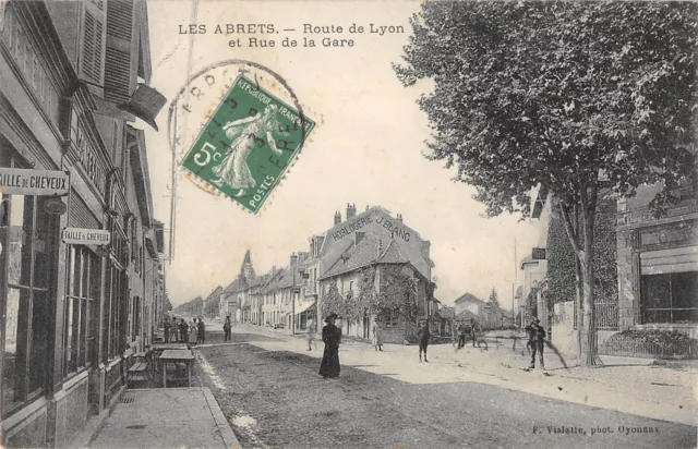 Cpa 38 Les Abrets Route De Lyon Et Rue De La Gare