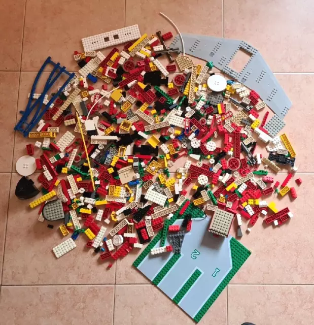 LEGO VRAC MELANGE BASIC AVEC FIGURINES ET ROUES - 1,084kg (LOT E)