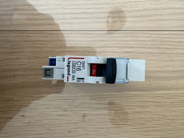 Disjoncteur unipolaire+neutre DNX3 16A Auto/Auto Legrand 406783