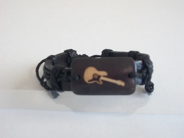 Bracelet en cuir noir avec une plaque guitare