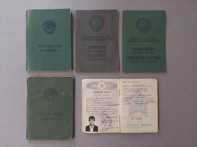 Carte d'identité militaire soviétique et ensemble de documents. Un homme ....